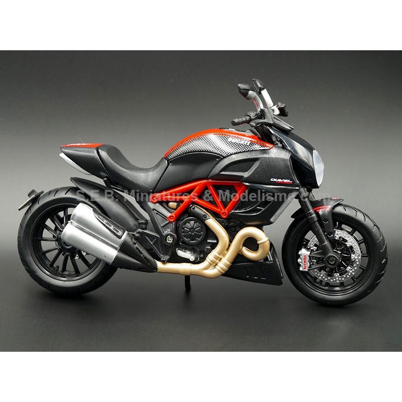 DUCATI DIAVEL CARBON ROUGE 1:12 MAISTO côté droit