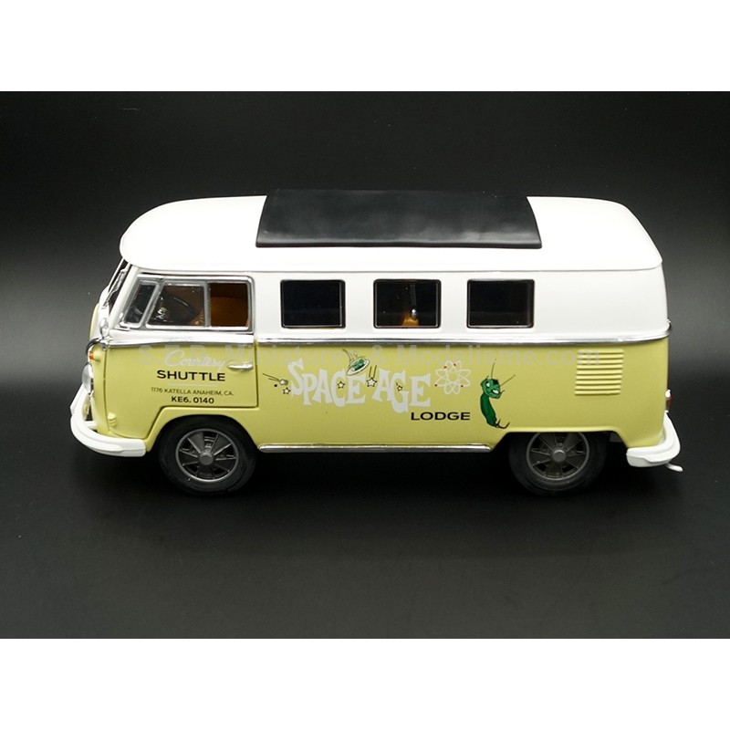 VW VOLKSWAGEN MINIBUS SPACE AGE 1962 GREEN AND WHITE 1:18 GREENLIGHT left side