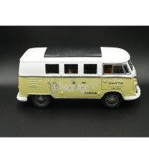 VW VOLKSWAGEN MINIBUS SPACE AGE 1962 GREEN AND WHITE 1:18 GREENLIGHT right side