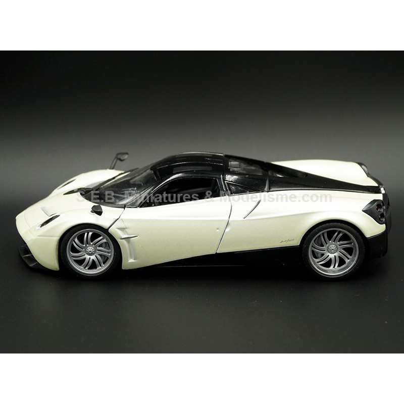 PAGANI HUAYRA PEARL WHITE 1:24-27 WELLY left side