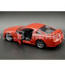 FORD MUSTANG GT 5.0 2006 ROUGE 1:24 MAISTO PORTE OUVERTE