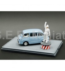 FIAT 600D MULTIPLA AZZURRO CENERE 1960 + AGENT DE CIRCULATION 1:43 BRUMM