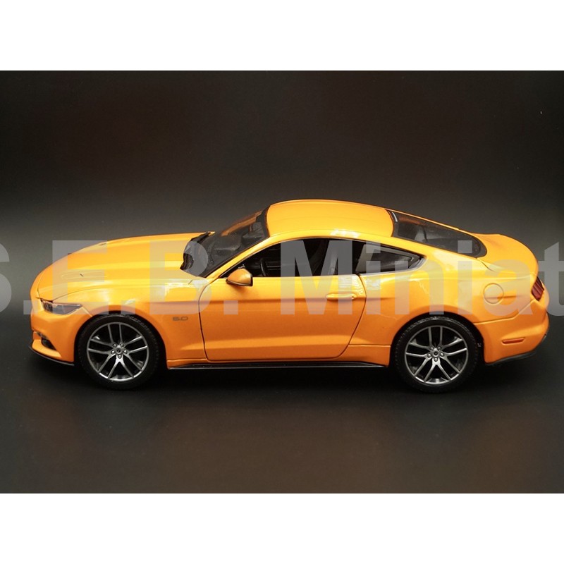 FORD MUSTANG GT 5.0 2015 ORANGE 1:18 MAISTO left side