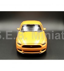 FORD MUSTANG GT 5.0 2015 ORANGE 1:18 MAISTO front side