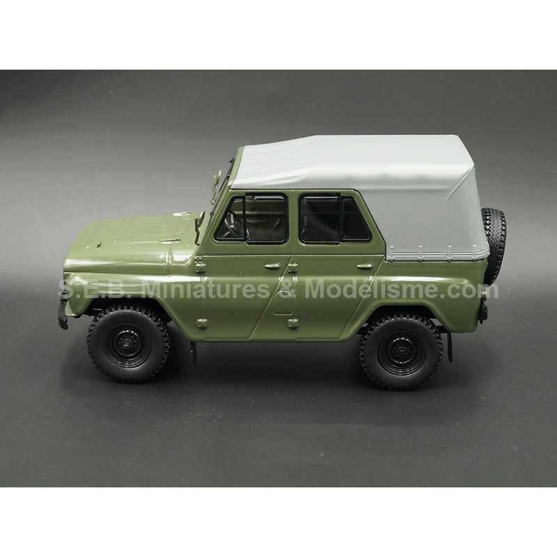 UAZ 469 VERT OLIVE 1:24 WHITEBOX côté gauche