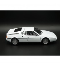 BMW M1 WHITE 1:24 WELLY right side