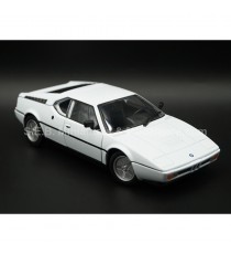 BMW M1 WHITE 1:24 WELLY right front