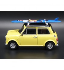 MINI COOPER LEYLAND INNOCENTI 1300 DE 1975 JAUNE AVEC SURF 1:24 WELLY côté gauche