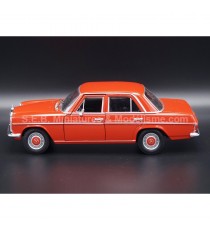 MERCEDES 220 W115 DE 1968 ROUGE 1:24 WELLY côté gauche