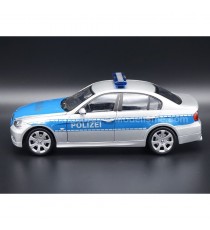 BMW 330i POLIZEI ( POLICE ALLEMANDE ) GRIS METAL/BLEU 1:24 WELLY côté gauche