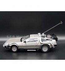 DMC DE LOREAN DU FILM RETOUR VERS LE FUTUR II 1983 GRIS ALUMINIUM 1:18 SUN STAR vue de côté gauche