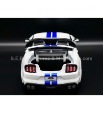 FORD MUSTANG SHELBY GT500 2020 WHITE / BLUE 1:18 MAISTO open boot