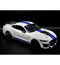 FORD MUSTANG SHELBY GT500 2020 WHITE / BLUE 1:18 MAISTO right front
