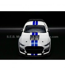 FORD MUSTANG SHELBY GT500 2020 WHITE / BLUE 1:18 MAISTO front side