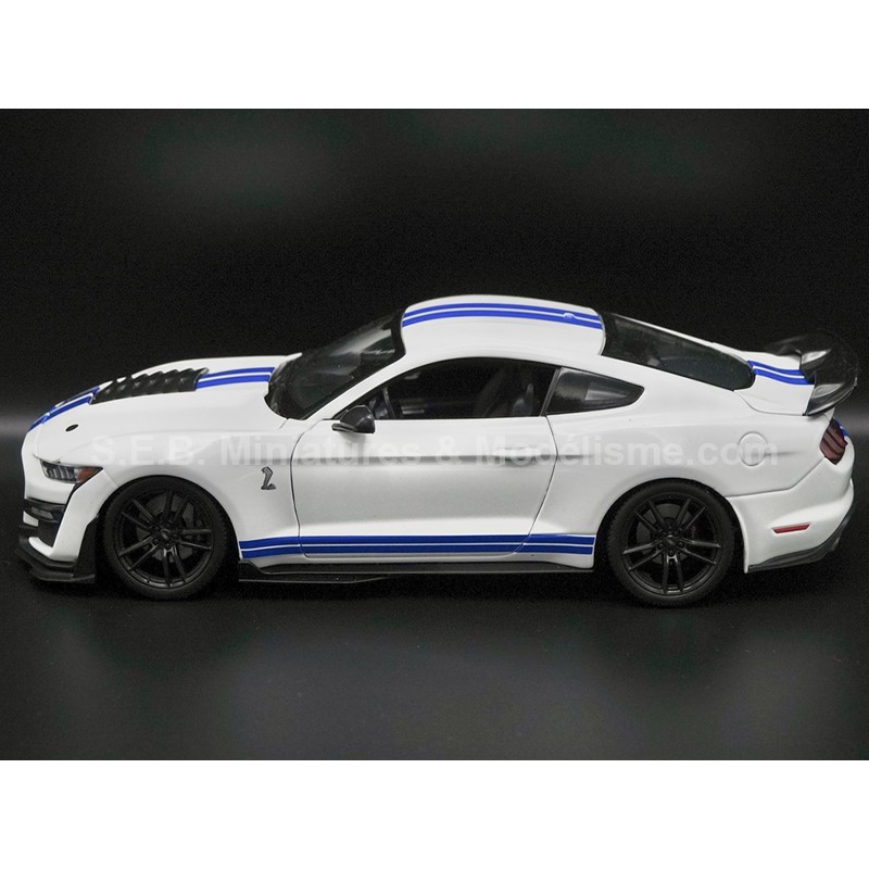 FORD MUSTANG SHELBY GT500 2020 WHITE / BLUE 1:18 MAISTO LEFT SIDE