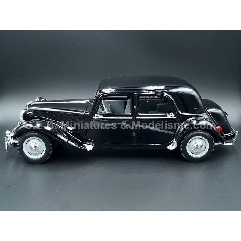 CITROËN TRACTION 15CV  6CYL 1952 NOIR 1/18 MAISTO côté gauche