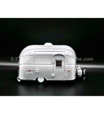 CARAVANE BAMBI AIRSTREAM 16' SPORT ARGENT POLI + ATTACHE REMORQUE POUR VOITURE 1/24 GREENLIGHT