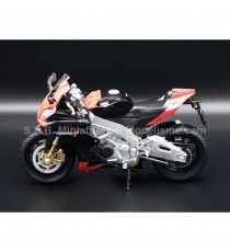 APRILIA RSV4 1100 DE 2020 AVEC SOCLE 1:18 WELLY côté gauche