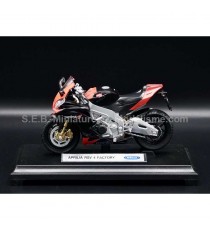 APRILIA RSV4 1100 FACTORY 2020 WITH BASE 1:18 WELLY with base