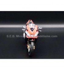 APRILIA RSV4 1100 FACTORY 2020 WITH BASE 1:18 WELLY front side