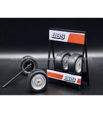 RACK BBS + 4 ROUES COMPLÈTES AVEC AXE DE ROUE 1:18 IXO-MODELS