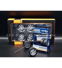 RACK SPEEDLINE CORSE + 4 ROUES COMPLÈTES AVEC AXE DE ROUE 1:18 IXO-MODELS