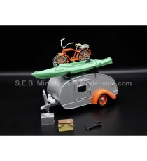 CARAVANE TEAR DROP TRAILLER AVEC ACCESSOIRES  + ATTACHE REMORQUE 1:24 GREENLIGHT AVANT GAUCHE