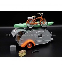 TEARDROP TRAILER CARAVAN WITH ACCESSORIES + TRAILER HITCH 1:24 GREENLIGHT right side