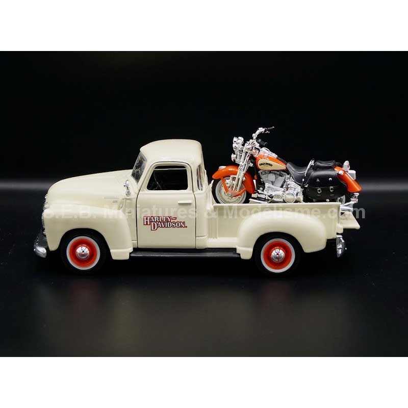 CHEVROLET PICK-UP 3100 1950 1:25 + HARLEY DAVIDSON FLSTS HERITAGE SPRINGER 2001 1:24 MAISTO vue de côté gauche