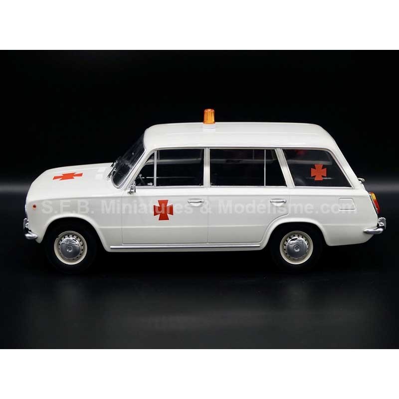 FIAT 124 AMBULANCE ITALIENNE DE 1968 ( SEAT FIAT ) 1:18 TRIPLE9 vue de côté gauche FIAT 124 AMBULANCE ITALIENNE DE 1968 ( SEAT FIAT ) 1:18 TRIPLE9 vue de côté gauche