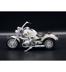 BMW R1200C BEIGE CLAIR JAMES BOND 007 DEMAIN NE MEURT JAMAIS 1:18 MOTORMAX vue de côté gauche