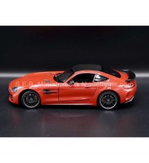 MERCEDES AMG GTR C190 ROUGE 1:24 WELLY vue de côté gauche