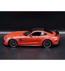 MERCEDES AMG GTR C190 ROUGE 1:24 WELLY vue de côté gauche