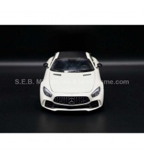 MERCEDES AMG GTR C190 WHITE 1:24 WELLY front side