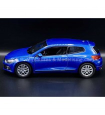 VW VOLKSWAGEN SCIROCCO III DE 2008 BLEU METALISÉ 1:24 WELLY côté gauche