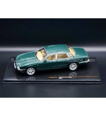 JAGUAR XJ 8 ( X 308 ) 1998 VERT MÉTALLISÉ 1:43 IXO-MODELS vue de côté gauche