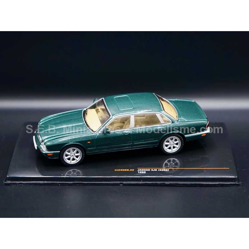 JAGUAR XJ 8 ( X 308 ) 1998 VERT MÉTALLISÉ 1:43 IXO-MODELS vue de côté gauche