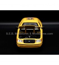 FORD CROWN VICTORIA TAXI NYC 1999 YELLOW 1:24 WELLY open hood