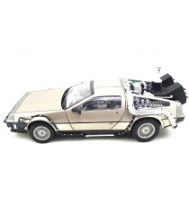 DMC DE LOREAN DU FILM RETOUR VERS LE FUTUR II FLY MODE 1981 GRIS ALUMINIUM 1:18 SUN STAR vue côté gauche