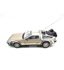 DMC DE LOREAN DU FILM RETOUR VERS LE FUTUR I 1981 GRIS ALUMINIUM 1:18 SUN STAR vue côté gauche