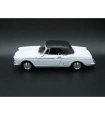 PEUGEOT 404 CONVERTIBLE FROM 1963 WHITE 1:24 WELLY