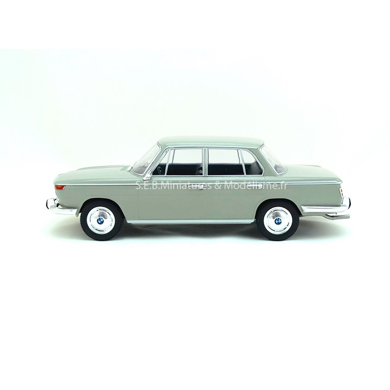 BMW 2000 Ti (TYPE 120) GRIS CLAIR 1966 1:18 MCG côté gauche BMW 2000 Ti (TYPE 120) GRIS CLAIR 1966 1:18 MCG côté gauche