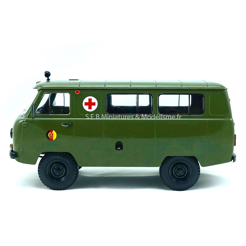 UAZ 452 A AMBULANCE MILITAIRE NVA 3962 1/18 PREMIUM CLASSIXXs côté gauche UAZ 452 A AMBULANCE MILITAIRE NVA 3962 1/18 PREMIUM CLASSIXXs côté gauche