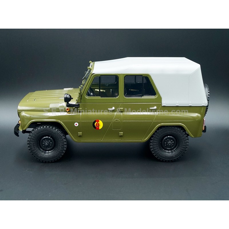 JEEP UAZ 469 NVA AMBULANCE MILITAIRE 1:18 PREMIUM CLASSIXXs côté gauche JEEP UAZ 469 NVA AMBULANCE MILITAIRE 1:18 PREMIUM CLASSIXXs côté gauche
