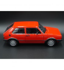 VW VOLKSWAGEN GOLF GTI 1800 série 1 ROUGE 1984 1:18 WELLY côté droit